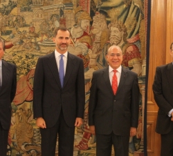Don Felipe junto al secretario general de la OCDE, Ángel Gurría; el secretario de Estado para la Unión Europea, Iñigo Méndez de Vigo  y el embajador j